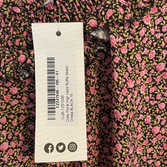BOOHOO plus size floral dress NWT - Picture 7 of 7